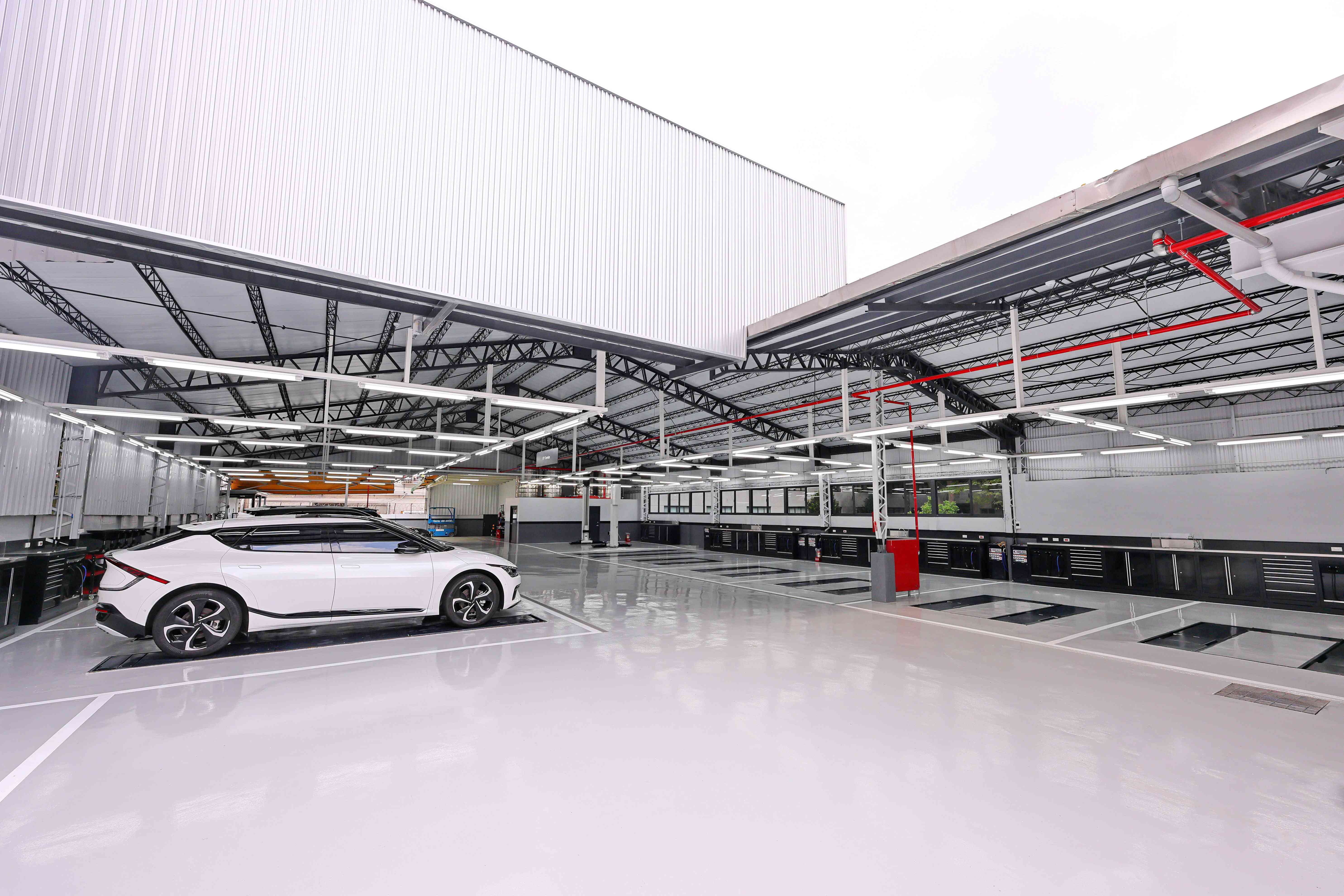 2. Kia新北土城2S服務廠擁有近400坪的空間，特别規劃9個維修工位，大幅提升服務量能。